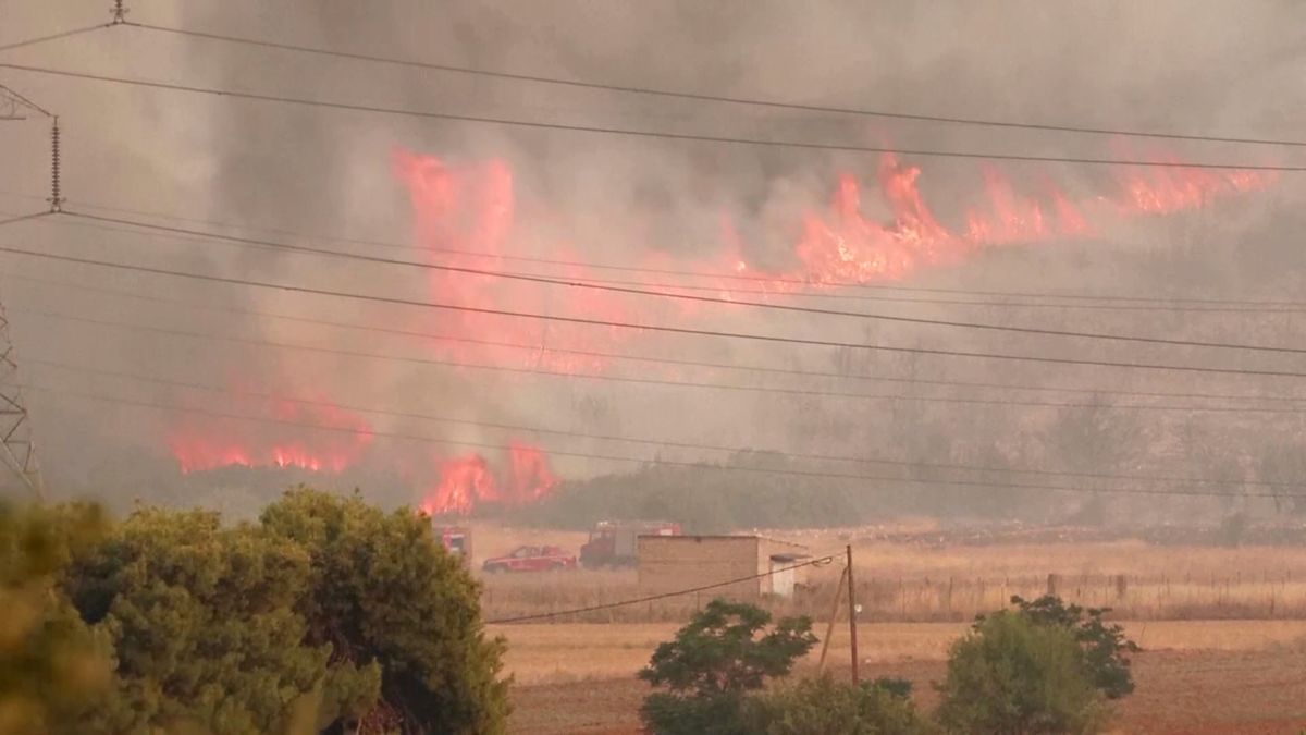Evakuace Čechů z řeckého Rhodu. Na ostrově se nekontrolovaně šíří požár